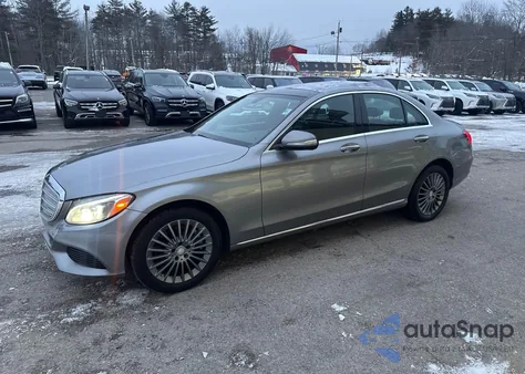 2015 Mercedes-Benz C 300 4Matic z USA, uszkodzony, nr VIN 55SWF4KB8FU029768